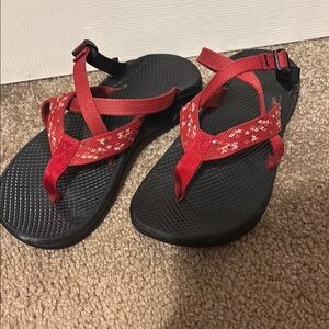 CHACO SIZE 8 Red and Black Sandals